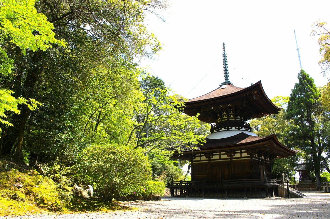 相传，石山寺多宝塔（国宝）由源赖朝捐建，按其底层内侧的墨书记载可知建于1194年。这是日本已知建筑年代最早的多宝塔（图片：滋贺县）