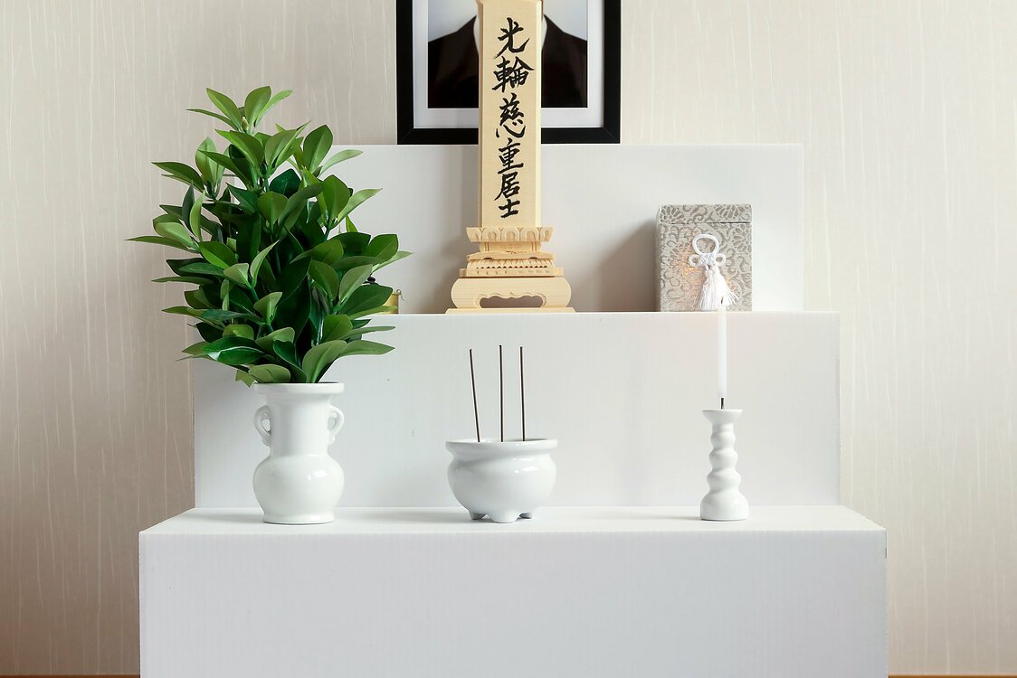 戒名由僧侣依逝者生平和品行授予，镌刻在墓碑及灵位上（如图中上方所示）（图片：PIXTA）