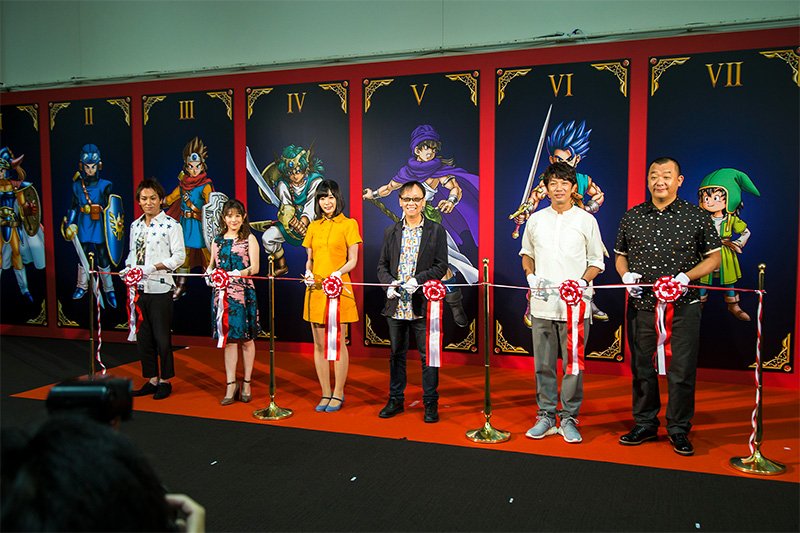 （从左至右）狩野英孝、宫泽Ema、电波组.inc的梦眠Nemu、堀井雄二、TKO的木本武宏和木下隆行参加开幕式的剪彩