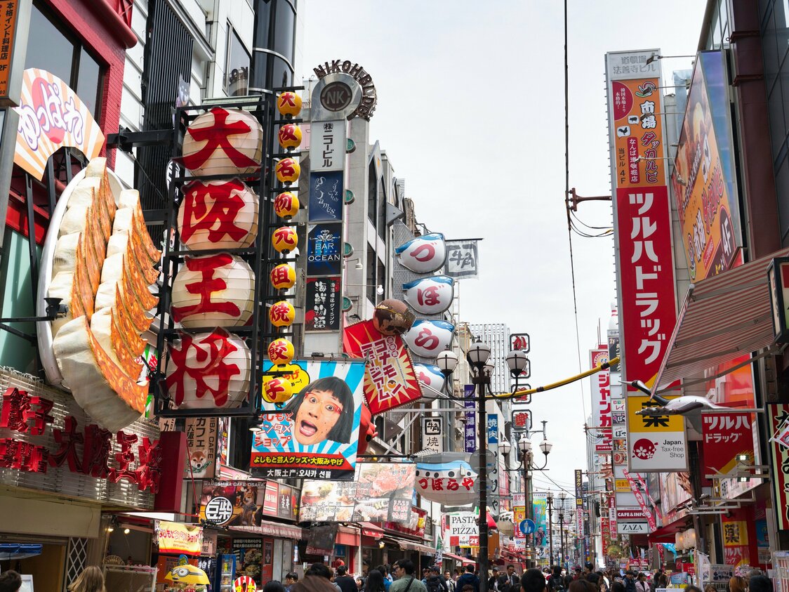カニや餃子の巨大な看板が印象的な道頓堀は、食い倒れの町としても有名だ