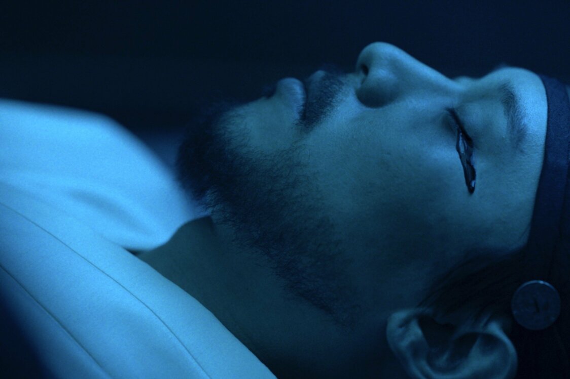 変死したソヒョン世子は、父親である仁祖と関係が悪化していた　© 2022 NEXT ENTERTAINMENT WORLD & C-JES ENTERTAINMENT & CINEMA DAM DAM. All Rights Reserved.