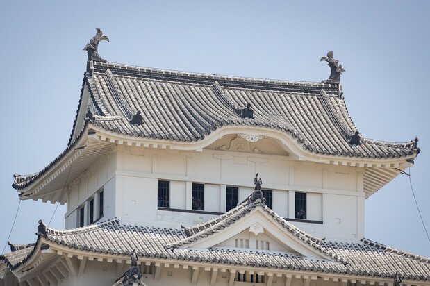 White plaster applied along the seams of roof tiles adds to the overall luster of the castle.