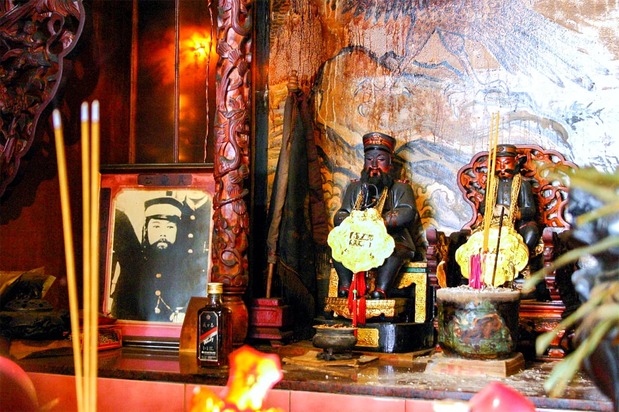 個人宅の屋上に設けられた義愛公の祠。病の治癒に感謝した信徒が設けたもの（朴子天旨堂）