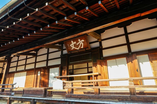 大方丈内供奉着主佛释迦如来坐像(日本重要文化遗产)