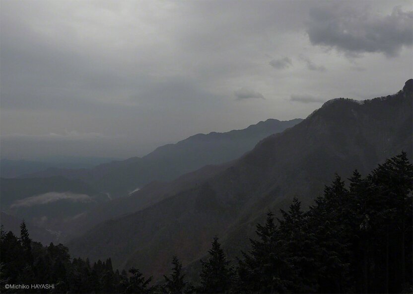 Vue vers l’est sur les montagnes de Chichibu depuis le sanctuaire Mitsumine. Au-delà de la chaîne de montagnes se trouve la plaine du Kantô et, au-delà, la baie de Tokyo.