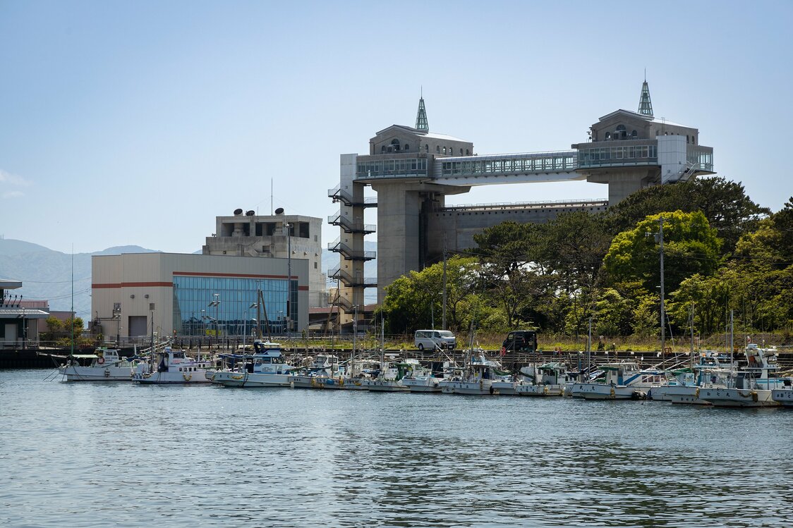 停泊在沼津港的渔船及其后面的View-O