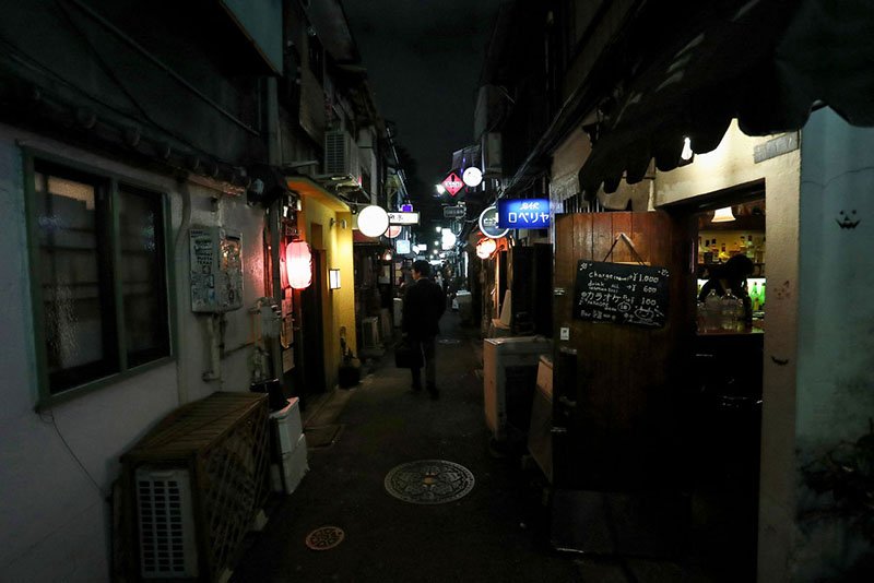Esta es la calle Hanazono Gobangai. Cada vez hay más oficinistas que acuden solos a tomarse unas copas.