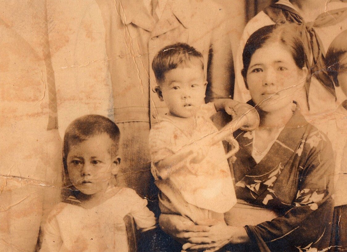 戦前撮影した洲鎌さんの家族写真。左が久人さん。右は母親のツルさん＝洲鎌久人さん提供