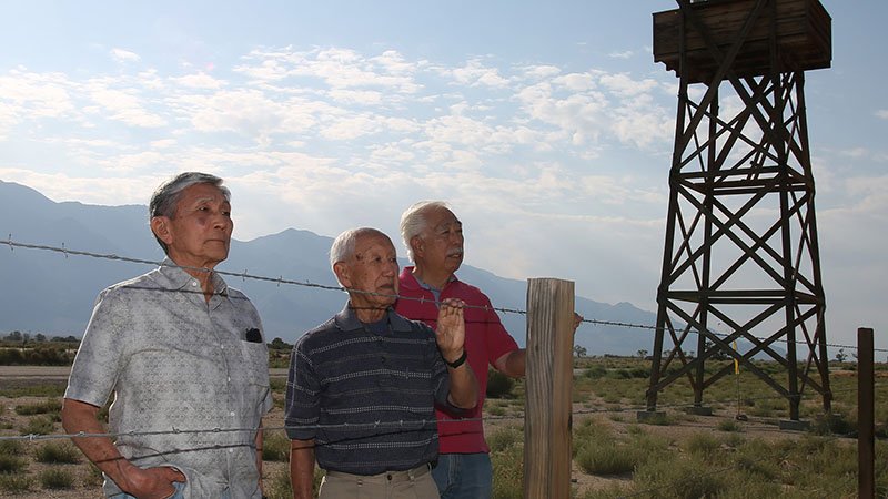 De izquierda a derecha: Bob Takamoto, Bruce Sansui y Mas Ooka regresan a Manzanar en julio de 2016. (© Toyo Miyatake Studio)