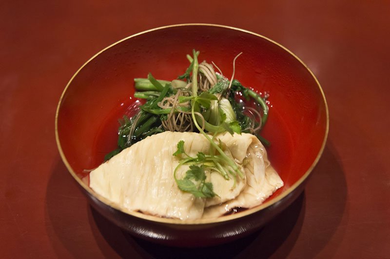 Yuba, piel de soja o nata de soja, preparado en una olla especial y acompañado con perejil japonés o apio de agua.