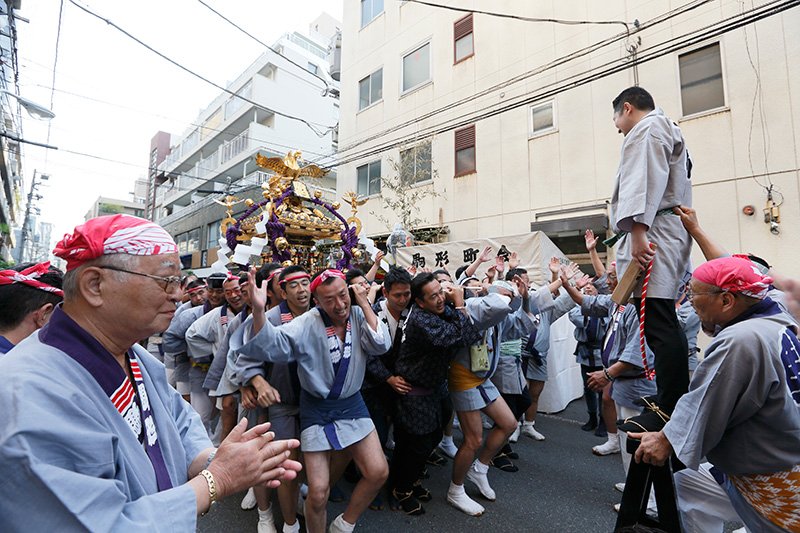 街道的神轿游行开始了