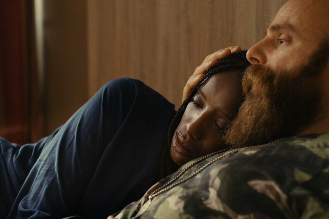 ラマにはアドリアン（トマ・ドゥ・プルケリ）というミュージシャンのパートナーがいた　© SRAB FILMS – ARTE FRANCE CINÉMA – 2022