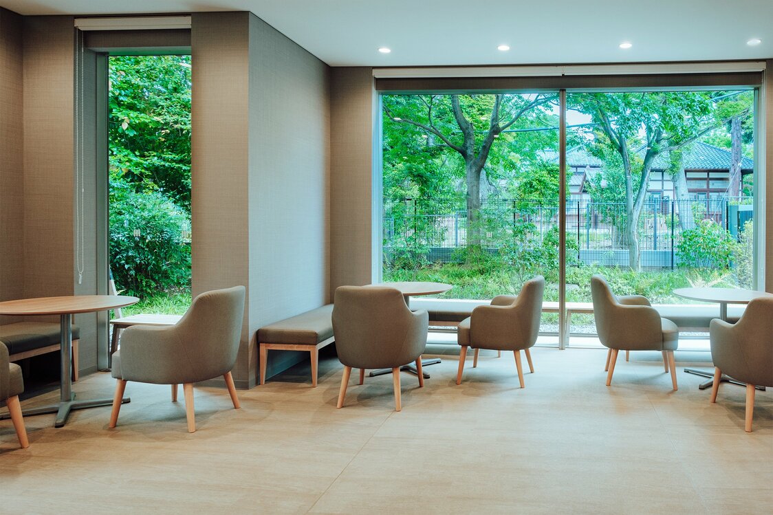 You can admire the Tekigaisō from the cafe’s picture windows. (© Kawaguchi Yōko)