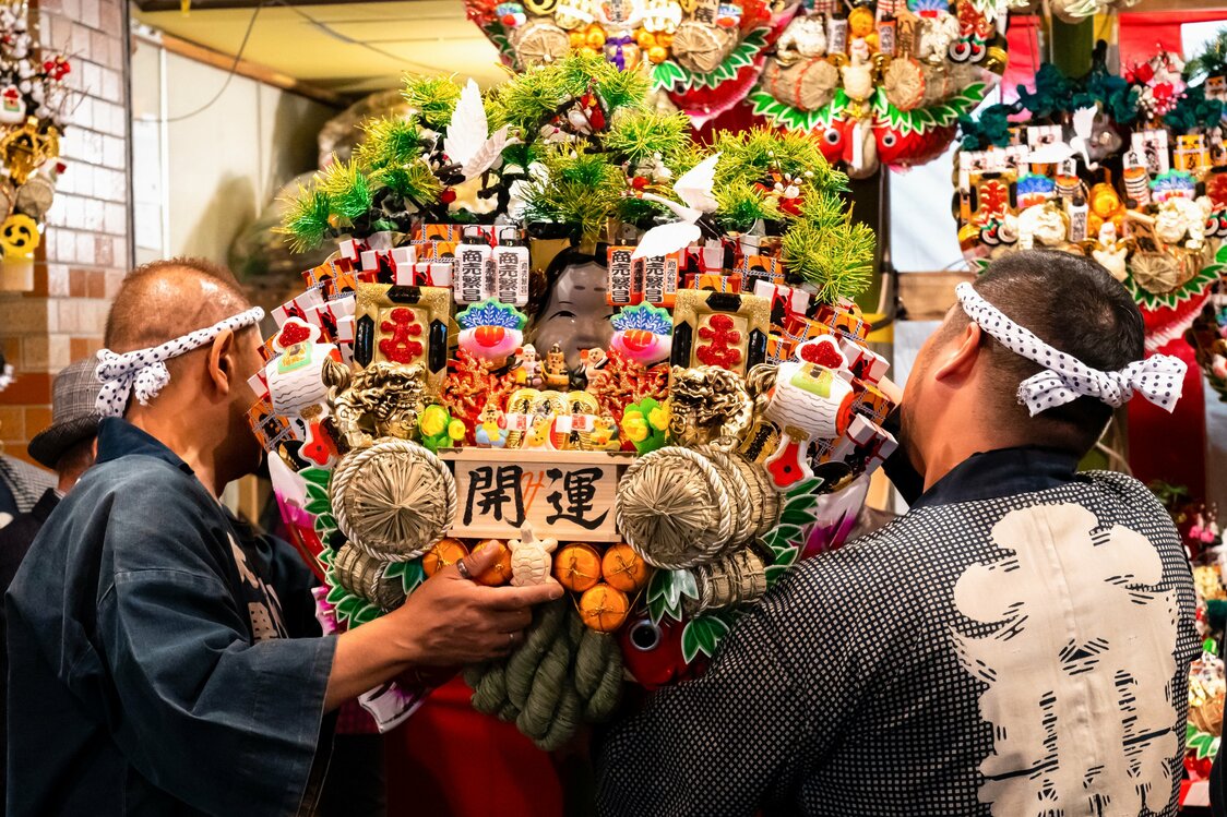 縁起熊手は1000円程度から数十万円の物まで、デザインやサイズはさまざま。2～5万円のものが売れ筋になる