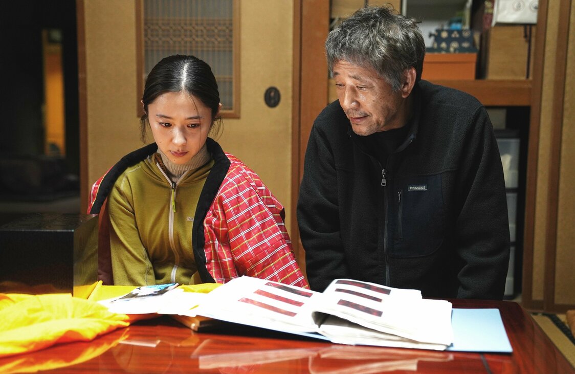 「ちゃんと集中しないと漆とは向き合えない」と師匠の父から諭される美也子　©2023「バカ塗りの娘」製作委員会