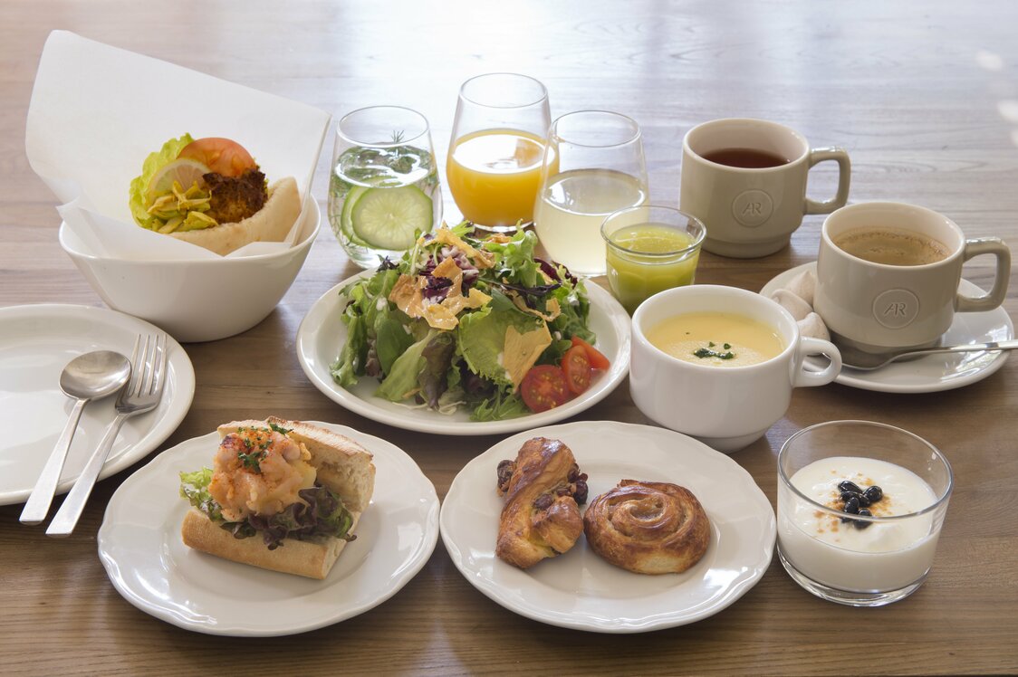 Group portrait of the breakfast buffet.