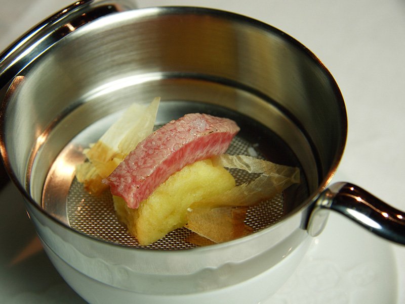 牛ヒレ肉、マグロに温かいだしをかけた料理