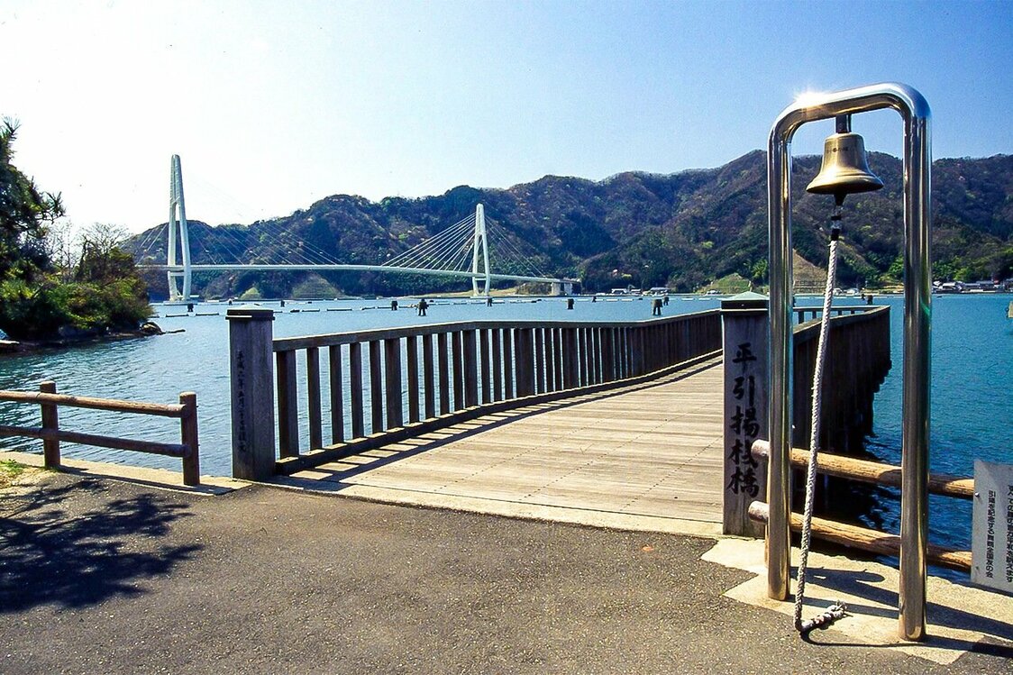 El Muelle de los Repatriados, que se construyó después de la guerra en la bahía de Maizuru, recibió a un gran número de regresados. La estructura actual es una reproducción. Cerca de allí se halla el Museo Conmemorativo de la Repatriación de Maizuru. (Museo Conmemorativo de la Repatriación de Maizuru)