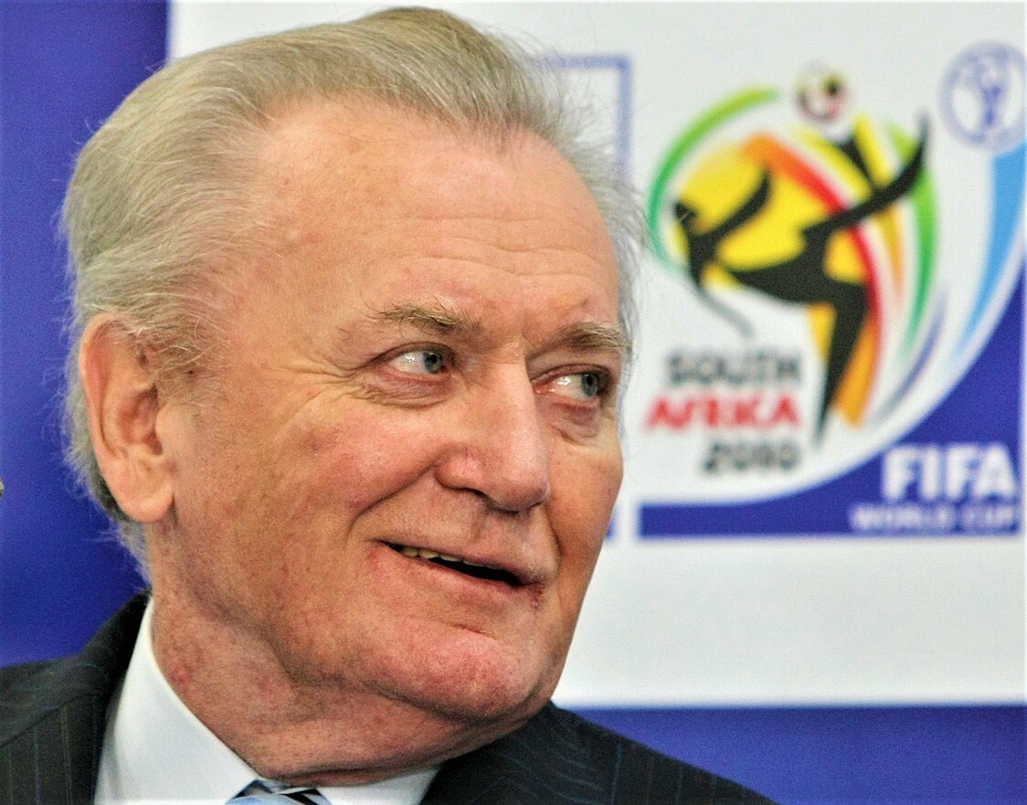Although still suffering lingering paralysis due to his stroke, Osim returned to Japan to provide television commentary for the 2010 FIFA World Cup. (Photo taken at the National Stadium in Tokyo on December 3, 2009. © Jiji)