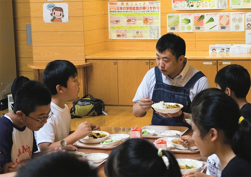 川內小學校藤田太智老師，午休時間，陪伴孩子們一同用餐