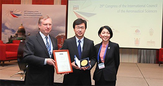 Фудзино Митимаса, президент компании Honda Aircraft, на Международном совете по авиационным наукам (ICAS) в Санкт Петербурге получает премию за инновации в аэронавтике в сентябре 2014 г.