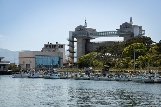 停泊在沼津港的渔船及其后面的View-O