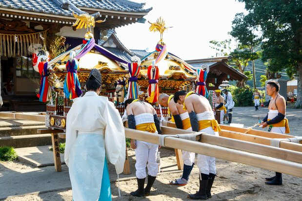 Transferring the shrine deity to the mikoshi. (© Haga Library)