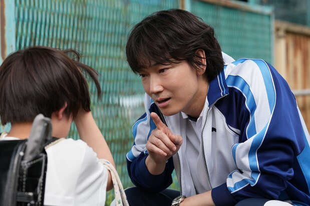 L’instituteur Yabushita, interprété par Ayano Gô, est accusé d’avoir maltraité Takuto, joué par Miura Kira.