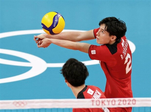 日本男子史上最年少19歳での五輪出場となった東京大会で、安定したレシーブを披露した髙橋(2021年8月3日、東京都・有明アリーナ) 共同