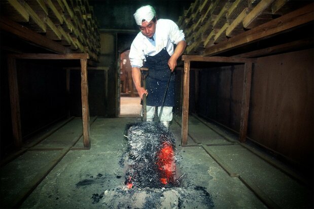 Uno de los hogares, o chimeneas tradicionales de carbón, con los que se garantiza que la sala donde se elabora el kōji se mantenga a la temperatura ideal.