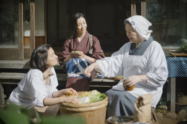 母・ふじ(松坂慶子、右)の漬物作りを手伝う長女・綱子(宮沢りえ、中央)と次女・巻子(尾野真千子)