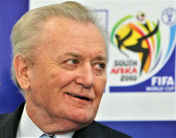 W杯南アフリカ大会でテレビ中継のコメンテーターとして来日。麻痺の残る身体ながら、鋭い言葉は健在だった（2009年12月3日、東京・国立競技場） 時事
