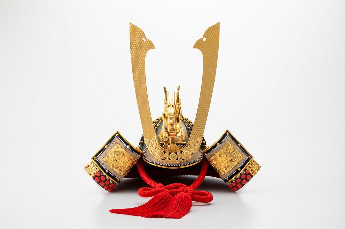 カブトムシの名前の由来になった戦国武将のかぶとには鍬形（くわがた）の前立物がついている。（PIXTA）