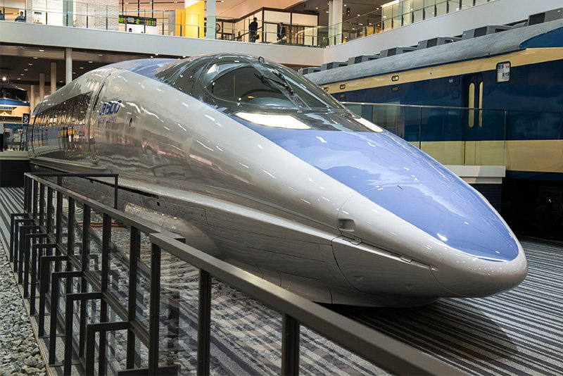 時速300キロメートルの営業運転を世界で初めて実現した500系新幹線（1996年製）