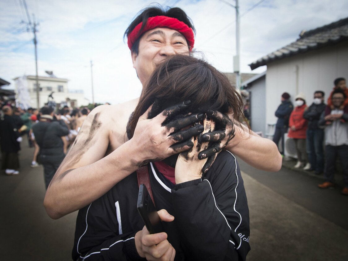 無病息災の効果があるというヘグラを、遠慮なく顔中に塗られる女性