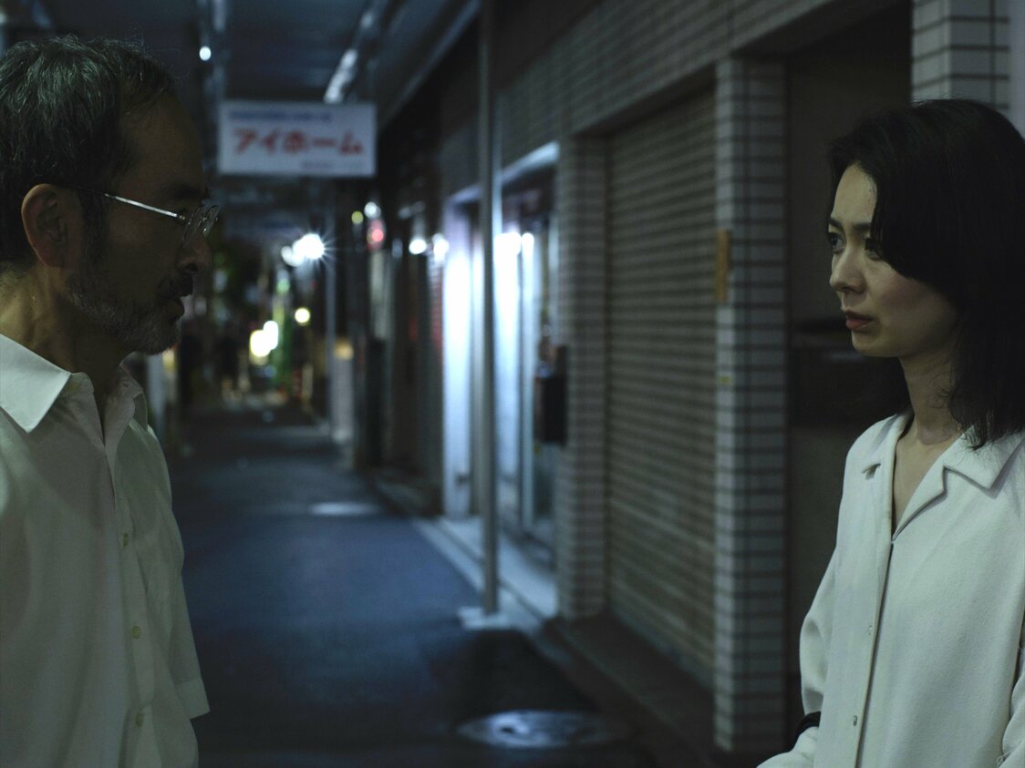 「内田」は行きつけの店で知り合ったリエ（中村映里子）と懇意になる　©「逃走」制作プロジェクト2025