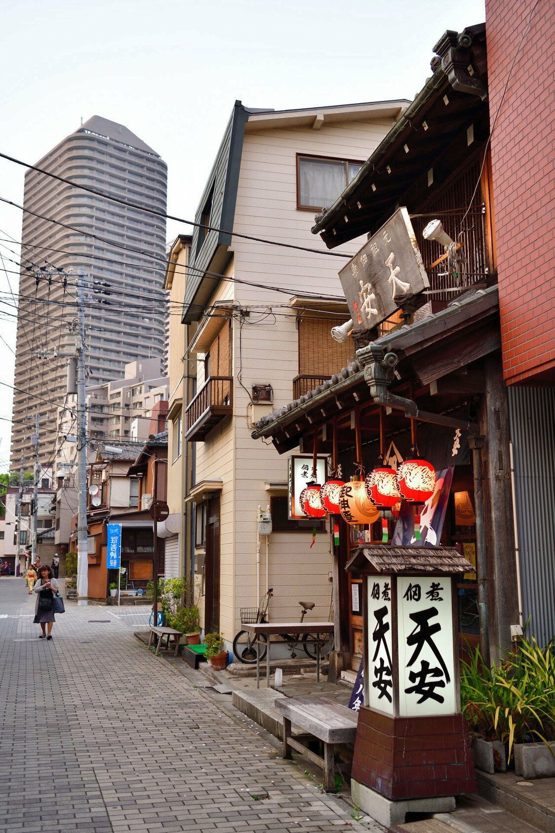 老舗のつくだ煮店が数件残る佃1丁目の南西部。奥には旧石川島に立つタワーマンションが見える