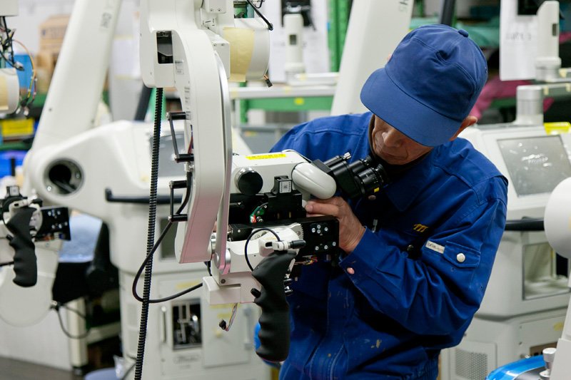 Un trabajador realiza la comprobación final de un estativo equilibrado elevado.