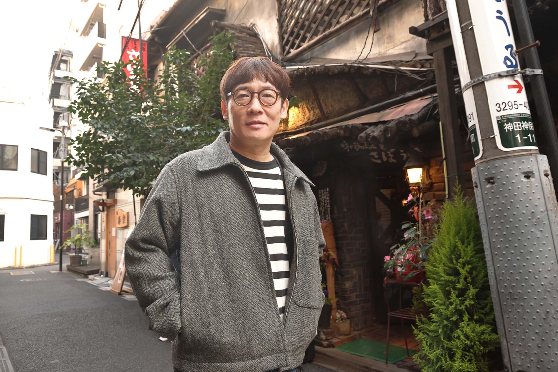 Yagisawa Satoshi devant Sabouru, le café emblématique de Jinbôchô, vieux de 71 ans.