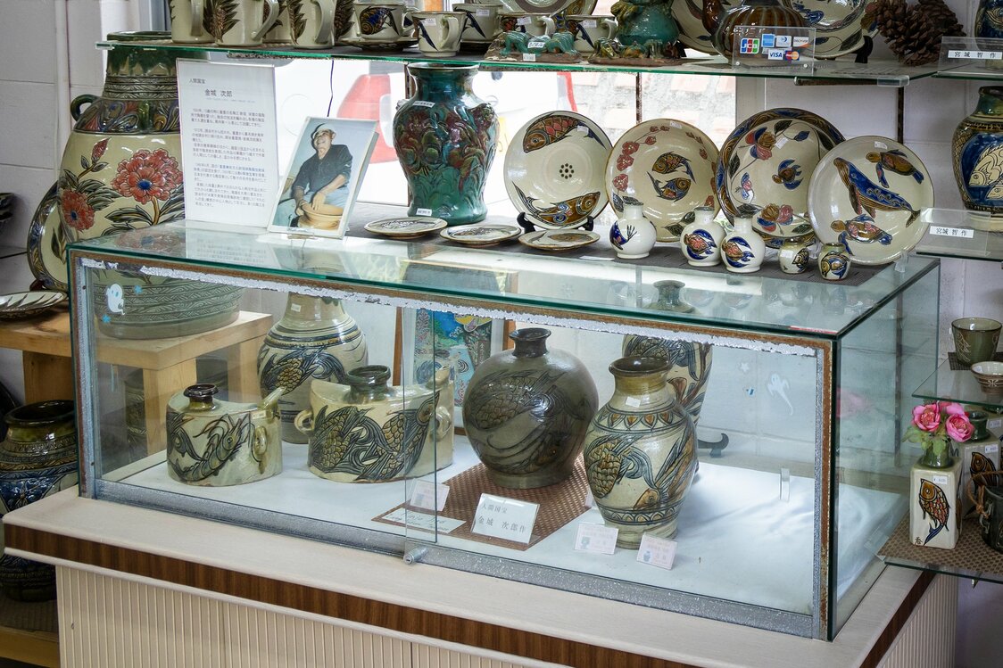 “陶艺工坊Fuji”店内陈列的金城次郎的作品（玻璃柜内）