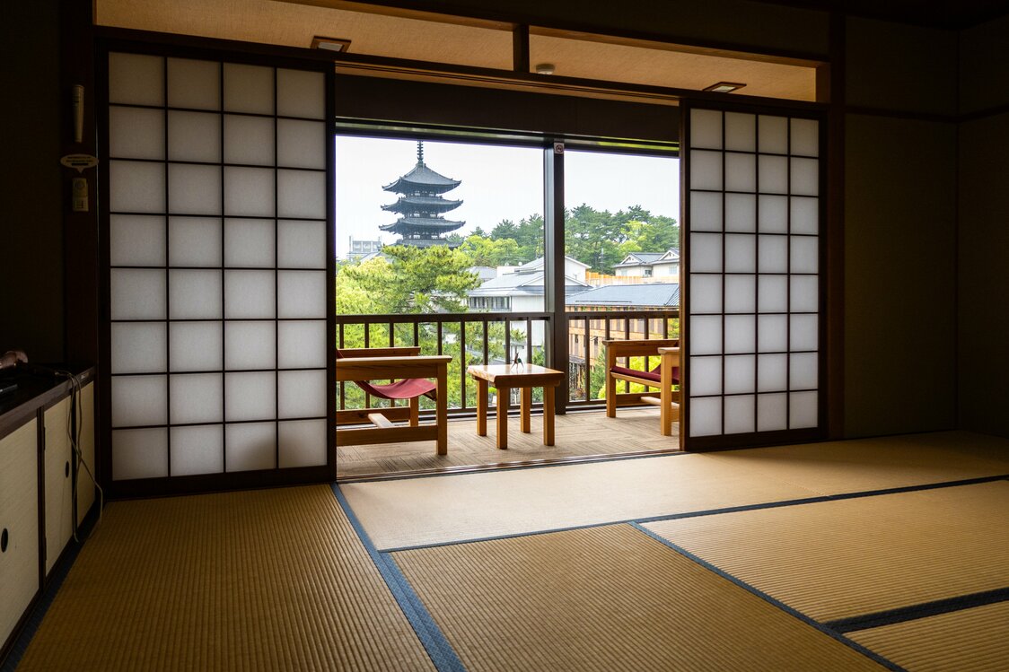 Las ventanas de la zona septentrional ofrecen unas vistas fantásticas del templo Kōfukuji, más allá del estanque Sarusawa. No obstante, cabe recordar que están restaurando la pagoda de cinco pisos, que no estará lista hasta 2031.