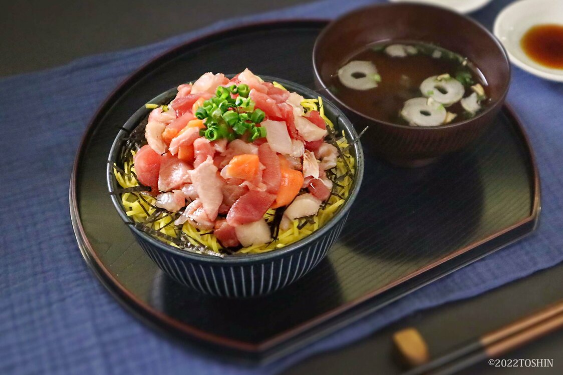 看起来不像是冷冻食品的冷冻海鲜盖浇饭。这款商品套餐中也含有醋饭（图片提供：东信水产）