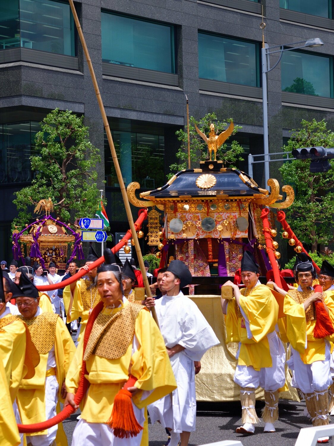 平安絵巻のような祭礼行列は、今でも都会の名物