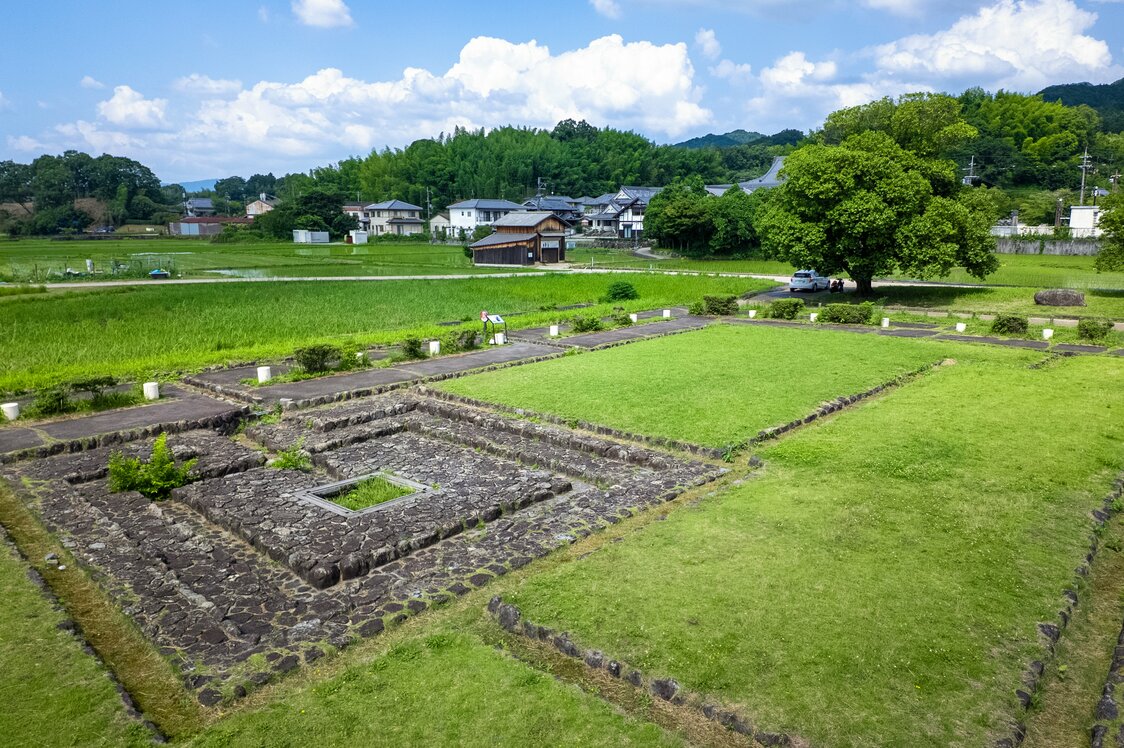 「飛鳥宮跡」は、政治権力を有力豪族から天皇に取り戻した「乙巳（いっし）の変」（645年）の舞台でもある