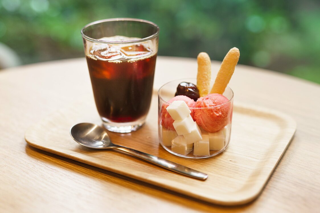 The sweetened azuki bean paste and strawberry sundae is a collaboration between local confectioners that can only be enjoyed here. (© Kawaguchi Yōko)