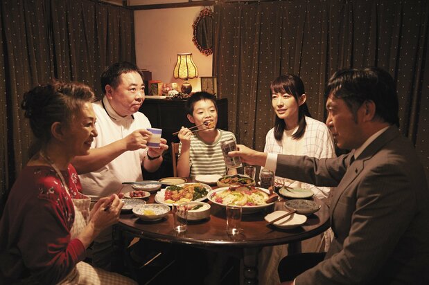 隣に引っ越してきた家族とも「梅の木」の枝でトラブルに……。だが、次第に交流が生まれる ©2021「梅切らぬバカ」フィルムプロジェクト