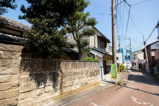 郷土芸能「チャッキラコ」の資料を展示する「三崎昭和館」と、懐かしい雰囲気の町並み