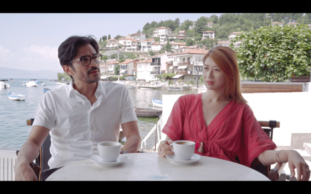 旅先で出会ったエヴァに「シネマドリフター」と名乗り、映画への出演を提案するジェイ ©cinemadrifters