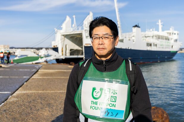 日本財團的海野董事與「粟國」渡輪