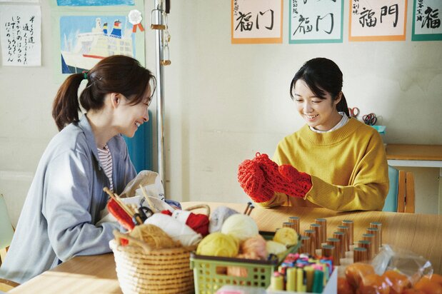 Fujisawa’s mother Noriko (Ryō) keeps warm watch over her daughter. (© Seo Maiko/2024 All the Long Nights Production Committee)